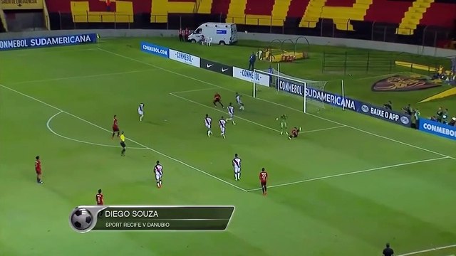 Enchaînement de Trois gestes acrobatiques dans la même action en football