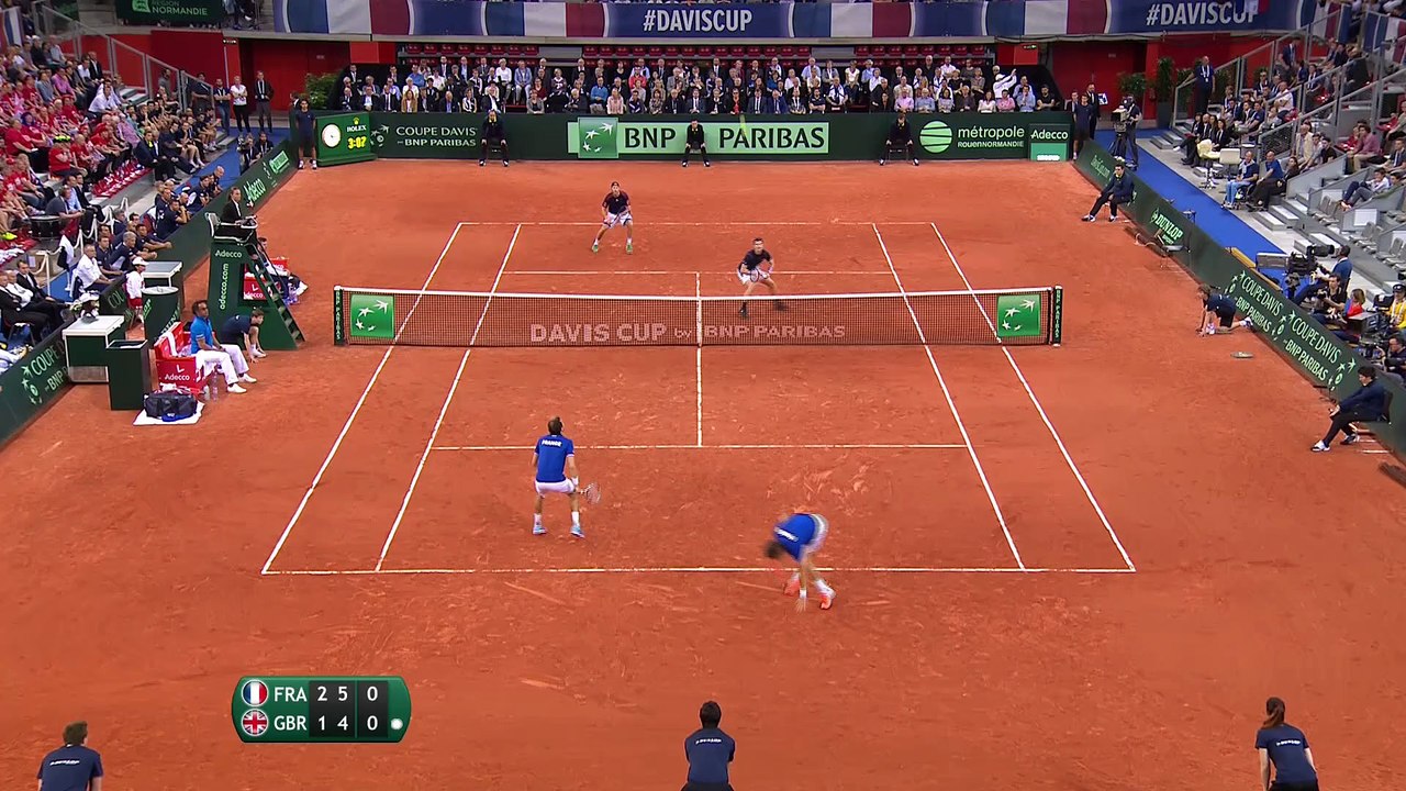 Mahut's incredible shot from the sidelines
