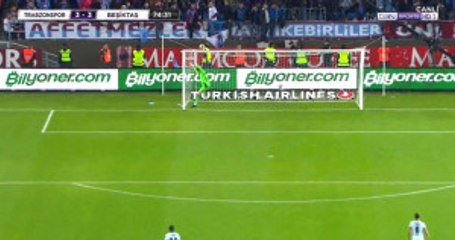 Trabzonsporlu Rodallega'nın Orta Sahadan Şutu Üst Direğe Çarptı