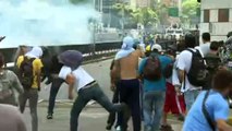 URGENTE: Chocan policías y manifestantes opositores en Venezuela