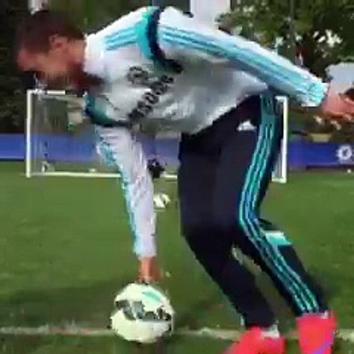 Drogba se marre devant le Dizzy penalty de Hazard