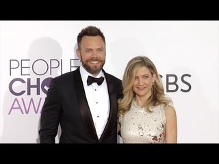 Joel McHale and Sarah Williams "People's Choice Awards" 2017 Red Carpet