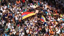 Manifestantes entram em confronto com a polícia durante protesto em Caracas