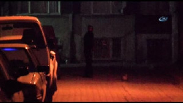 Sokağı Tüple Kapatarak Etrafa Ateş Açan Genç Özel Harekat Operasyonuyla Yakalandı