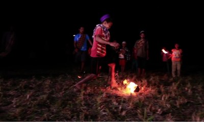 Sepak Bola Api Anak-anak di Lombok