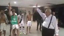 Eurico puxa grito com jogadores no vestiário após classificação do Vasco. Assista!