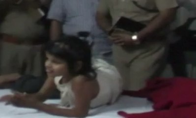 Bocah Perempuan Ini Telah Lama Hidup dengan Monyet Liar