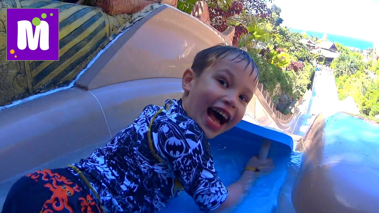 Аквапарк и горка с АКУЛАМИ Макс потерял трусы Самый крутой