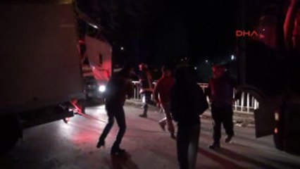 Sakarya Kamyonet Köprüde Asılı Kaldı