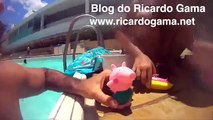 Barbie Sereia das Pérolas, Peppa Pig, e Polly Pocket boneca de Jet Sky na piscina com pap