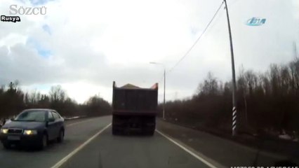 Dev lastik kamyonla yarıştı