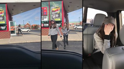 Il demande à ses filles d'aller acheter du liquide de clignotant