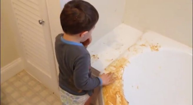 Ce gamin pourrit l'étage de la maison... Merci pour la peinture!