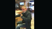 un wesh embrouille un poivreau dans un bar