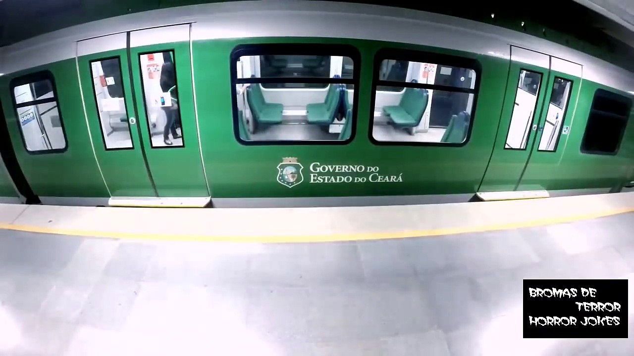 Joke. Ghost Girl In The Metro. Horror Joke. Broma. Niña Fantasma En El Metro. Broma De Terror