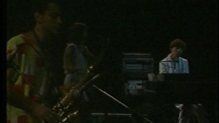 Charly García - Yendo De La Cama Al Living