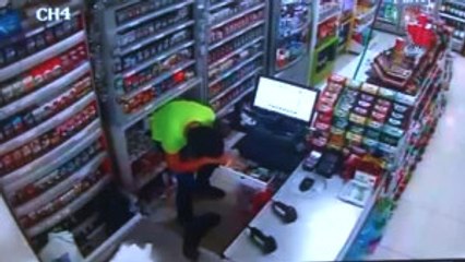 Market Sahibine 1 Çay, 450 TL'ye Maloldu... 15 Yaşındaki Çocuk, 25 Saniyede 450 TL'yi Böyle Çaldı