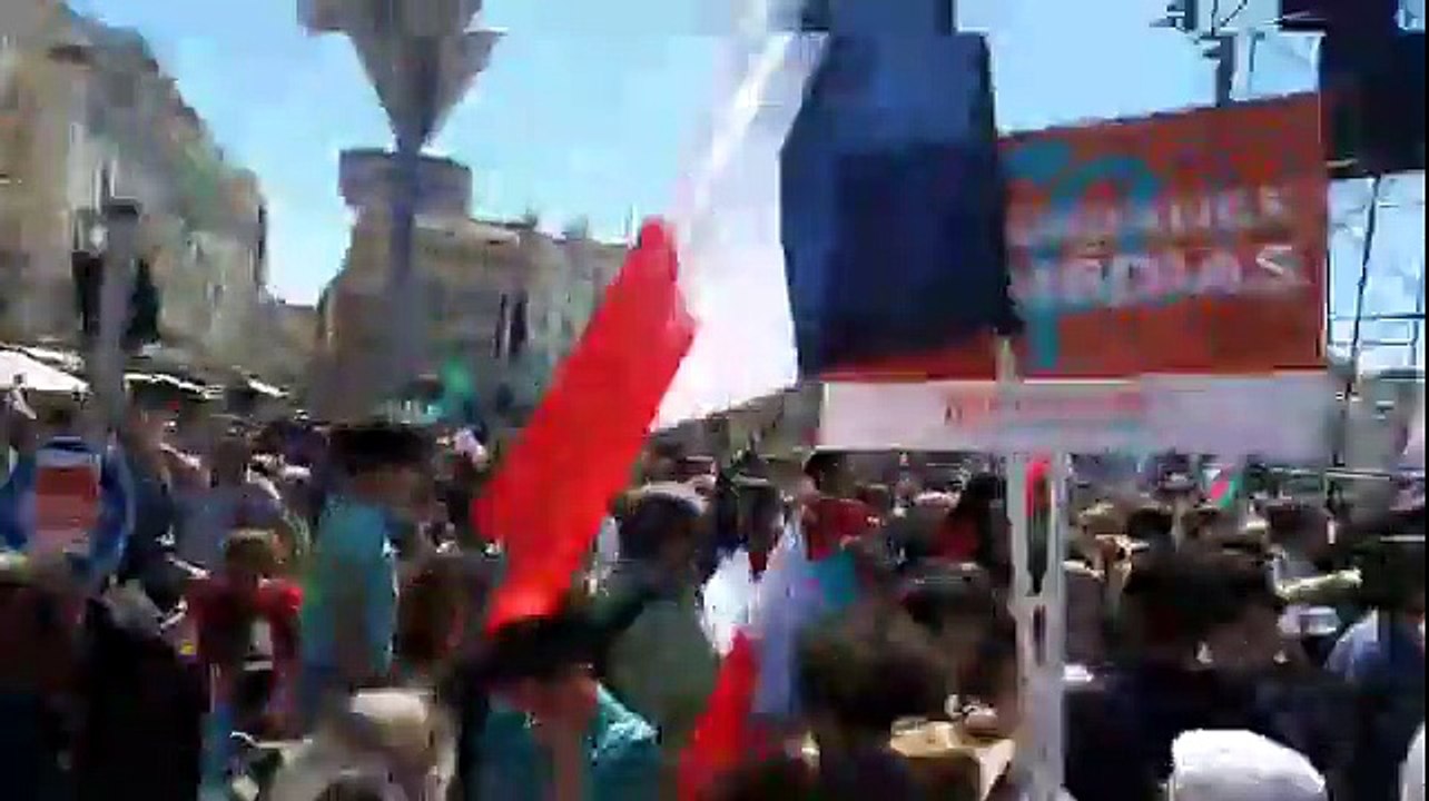 Jean-Luc Mélenchon sur le Vieux-Port de Marseille : notre séquence live avant le meeting