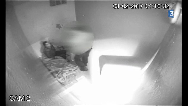 Un policier frappe un homme en garde à vue