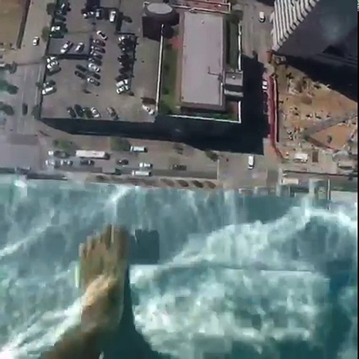 Une piscine sur le toit d'un immeuble avec le fond en verre (Houston)
