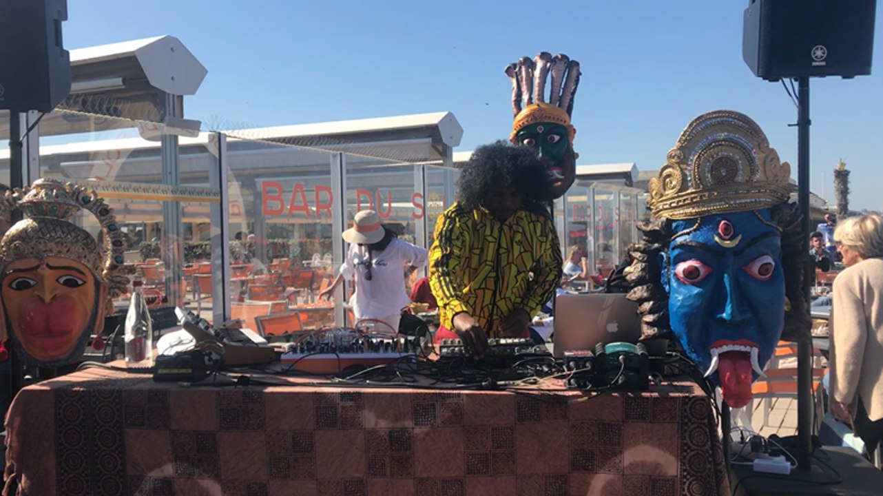 Livres & musique : le DJ set de Loya