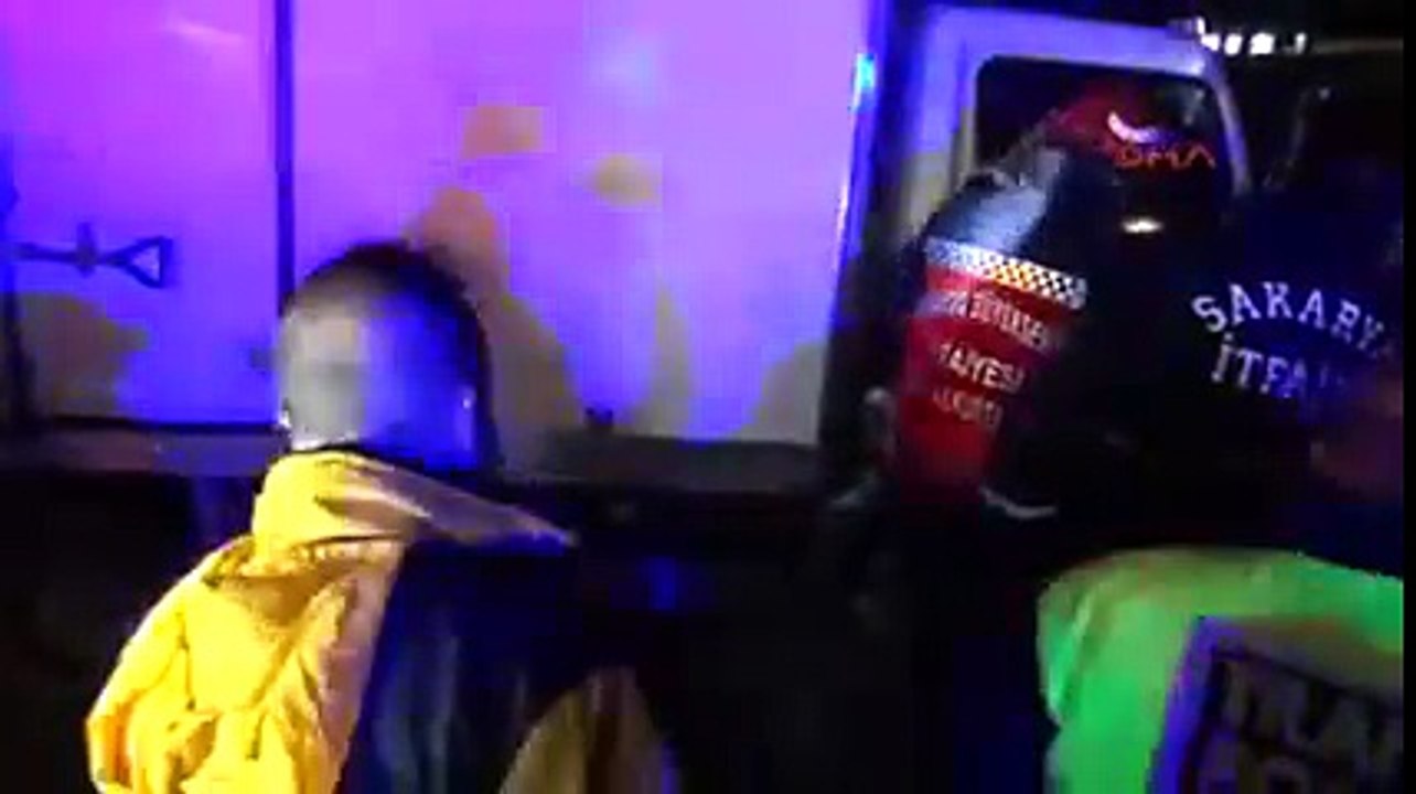 Kamyonet köprüde asılı kaldı