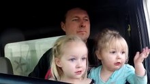 Un fermier rassemble ses bêtes et en profite pour faire parvenir un message spécial à sa femme !