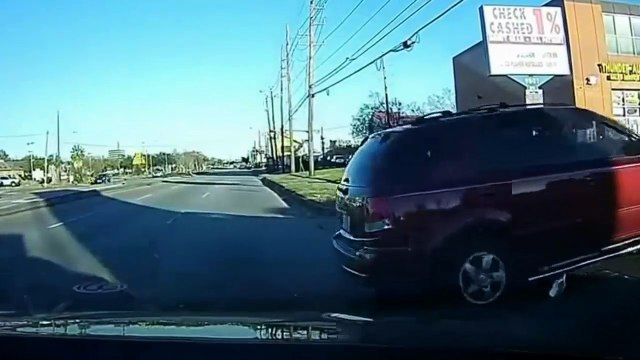 Idiot's motorists in everyday life. Cause accidents Crazy driving. 2017 (1)