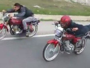 Motosiklet Üzerinde Tehlikeli Yolculuk