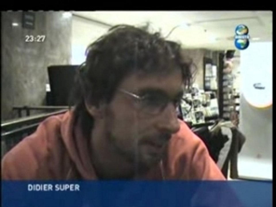 Didier Super en showcase DEVANT le virgin mégastore