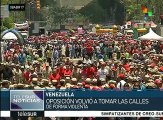 Oposición venezolana destruye  edificios; chavistas responden con paz
