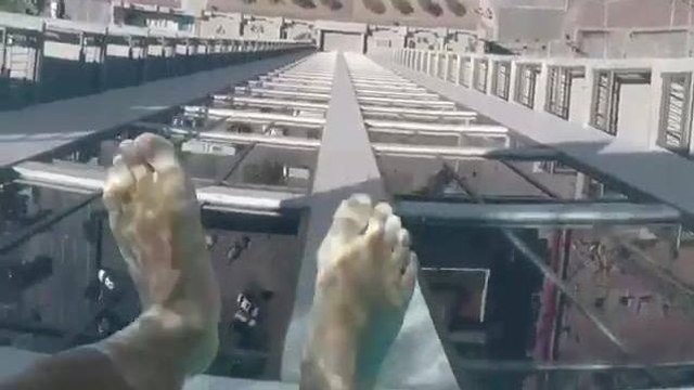 Cette piscine située sur le toit d’un immeuble a un fond en verre qui permet de voir 150 mètres dans le vide.