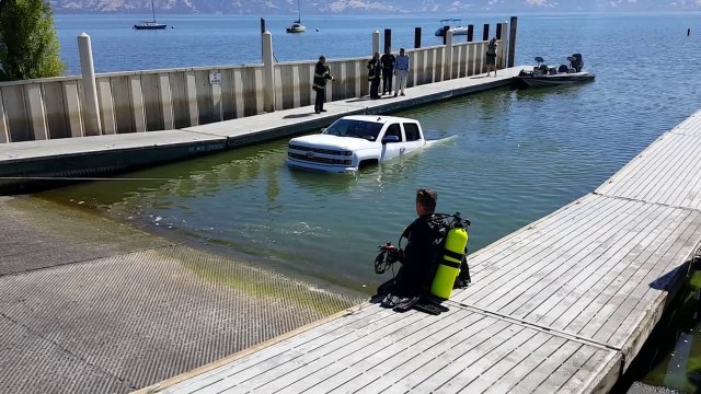 Rouler dans le lac ? Gros FAIL en 4x4 lol...