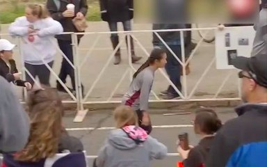 Des coureurs aident une femme épuisée à finir la course !