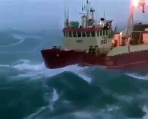 مشهد مخيف جدا لسفينة فى البحر .اذا كان قلبك س