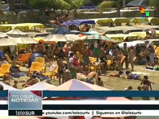 Disfrutan venezolanos de un inicio de semana santa en las playas