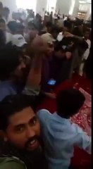 Audience abusing to Zardari