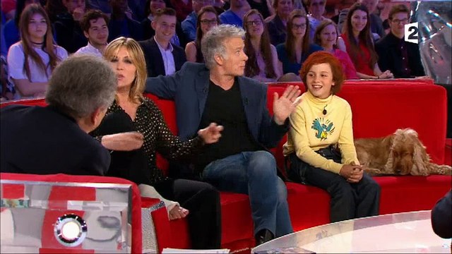 Dans Vivement dimanche prochain , Michel Drucker a tenté d'interviewer... un chien ! Vidéo