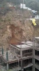 Des ouvriers passent à deux doigts d'être emporté par un glissement de terrain.