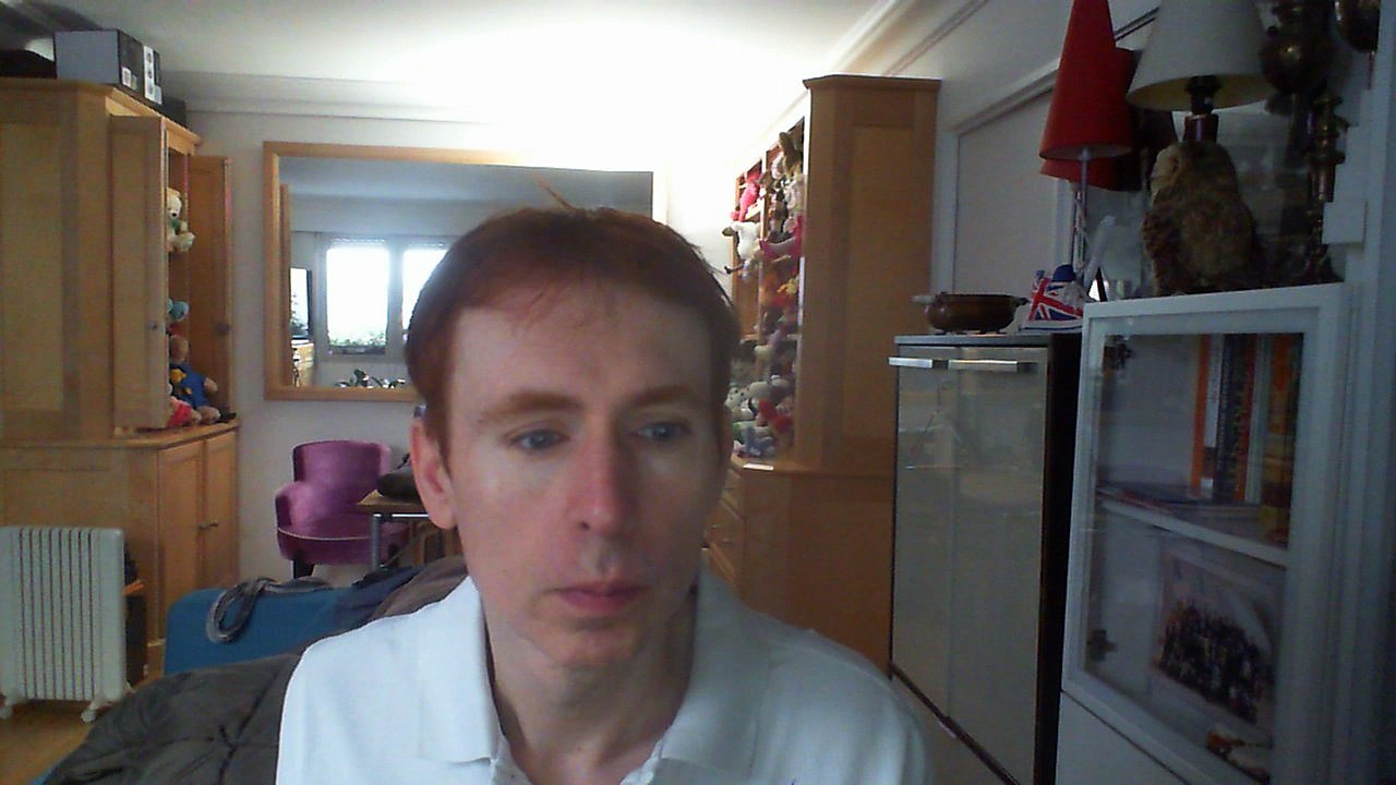 Wiwi égratigne "le directeur du grand hôtel" de Julien Clerc