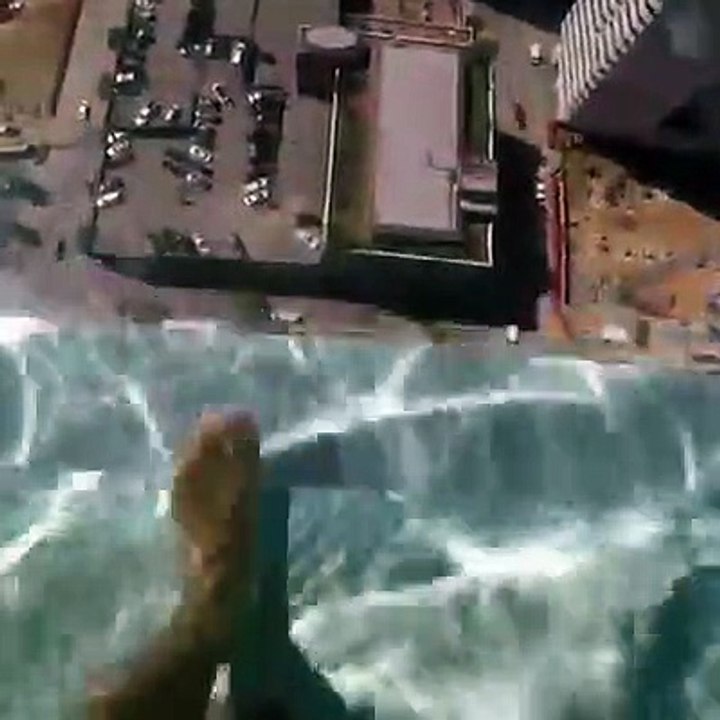 Une piscine de verre au 42ème étage à 150 mètres du sol à Houston au Texas.