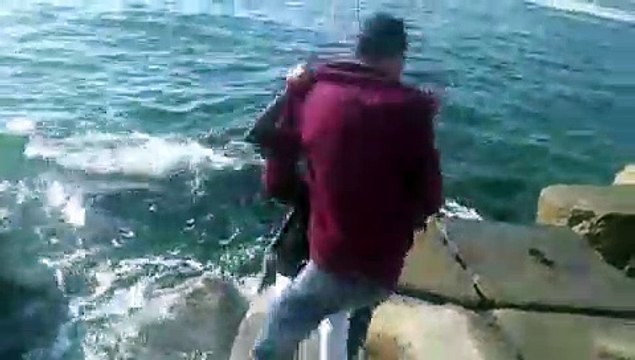 أقوى لقطة صارت في سوسة زوز يتمعشقو ياخي طاحوا في البحر !!! شد كرشك بالضحك هههههههه تفرجوا