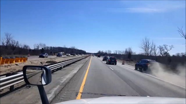 Ce chauffard défonce les plots de travaux sur l'autoroute... Plus rapide lol