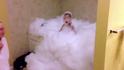 Il aurait pas mis trop de savon lui... Bain qui tourne mal
