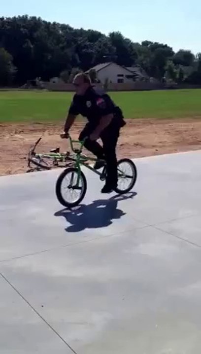 Un policier pique un BMX à un jeune et fait quelques figures de Freestyle !