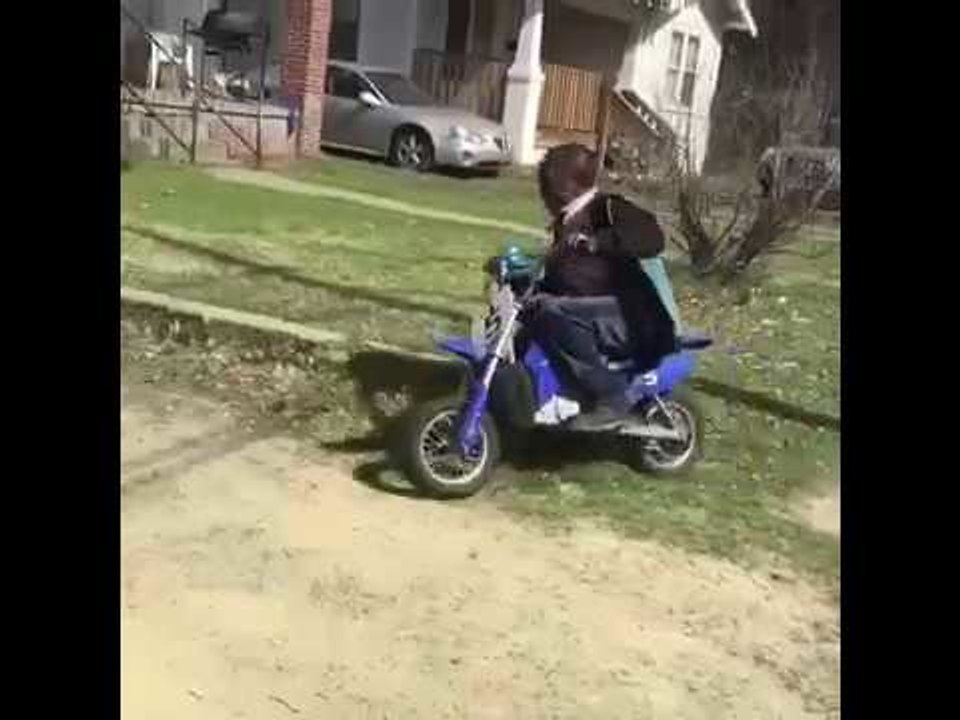 un gamin de 9 ans fait une course poursuite en Pocket bike !