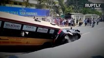 Buraco gigante engole um ônibus e carro na Índia