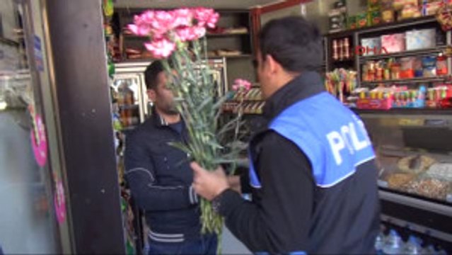 Hakkari Polisler Hakkari Esnafına Karanfil Dağıttı