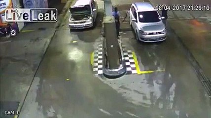 Une voiture roulant au gaz explose dans une station service