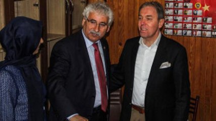CHP'li Milletvekili, AK Partili Vekili Muhtar Sanıp Fotoğraf Çektirmek İstedi